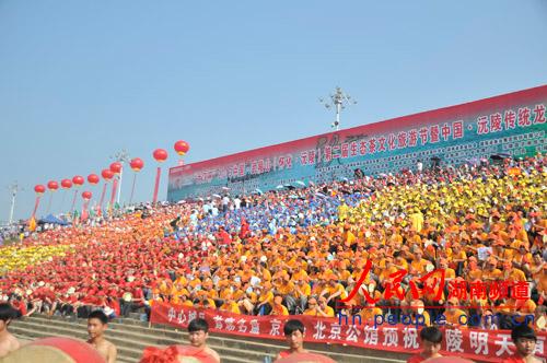观看龙舟赛的观众布满沅水两岸，现场超过十万人