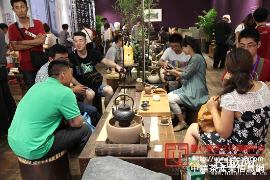 市民品茶、议茶。长城网 季然 摄
