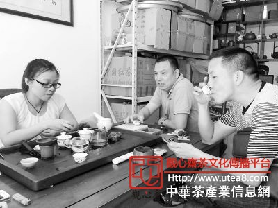 消费者在熟悉的茶店品尝新到的岩茶或毛茶