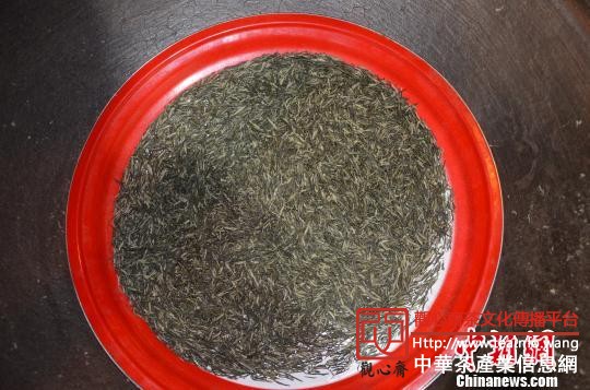 图为冉国防焙炒好的家居茶。　李胜成　摄