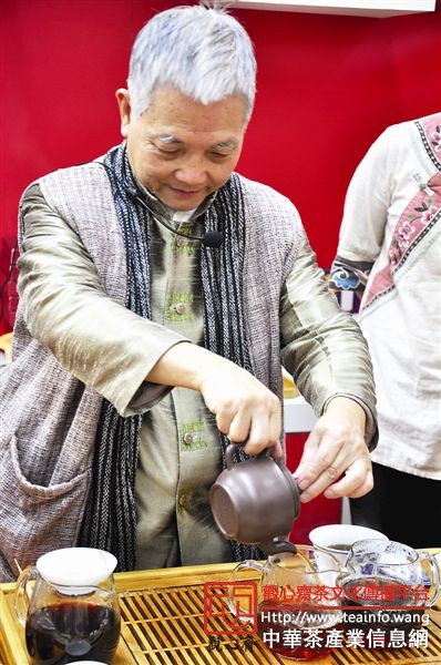 看&ldquo;香港茶王&rdquo;陈国义泡老茶