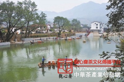 下梅古码头，一艘艘载着茶叶的竹筏漂流在溪面。