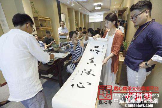 来自无住斋的工作人员现场书法表演。　张道正　摄