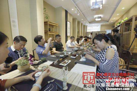 嘉宾现场学习品香方法，感受中华传统香道魅力。　张道正　摄