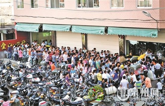 今秋茶季安溪茶市交易火爆 刘伯怡 摄