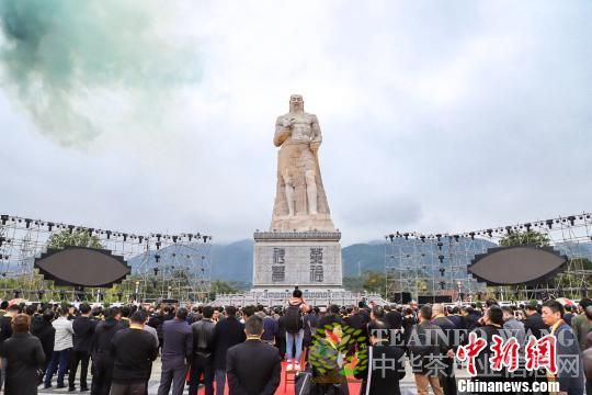  与会嘉宾在茶陵县中华茶祖文化园参与“茶人寻根”祭祖活动。 主办方供图